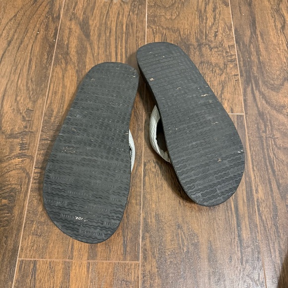 Black and Gray Flip Flops Yellow Box Size 8.5 - Picture 4 of 5